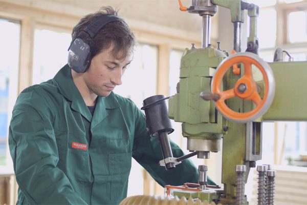 Fabian Husel an einer Maschine aus dem Holzbereich