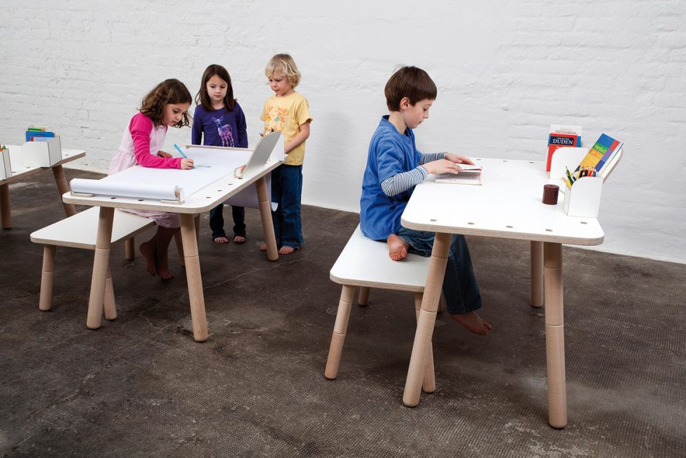 Malende und Spielende Kinder an den growing table sitzend