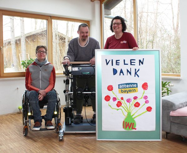 Drei Personen mit einem Plakat "Vielen Dank", als Positivbeispiel für Spenden